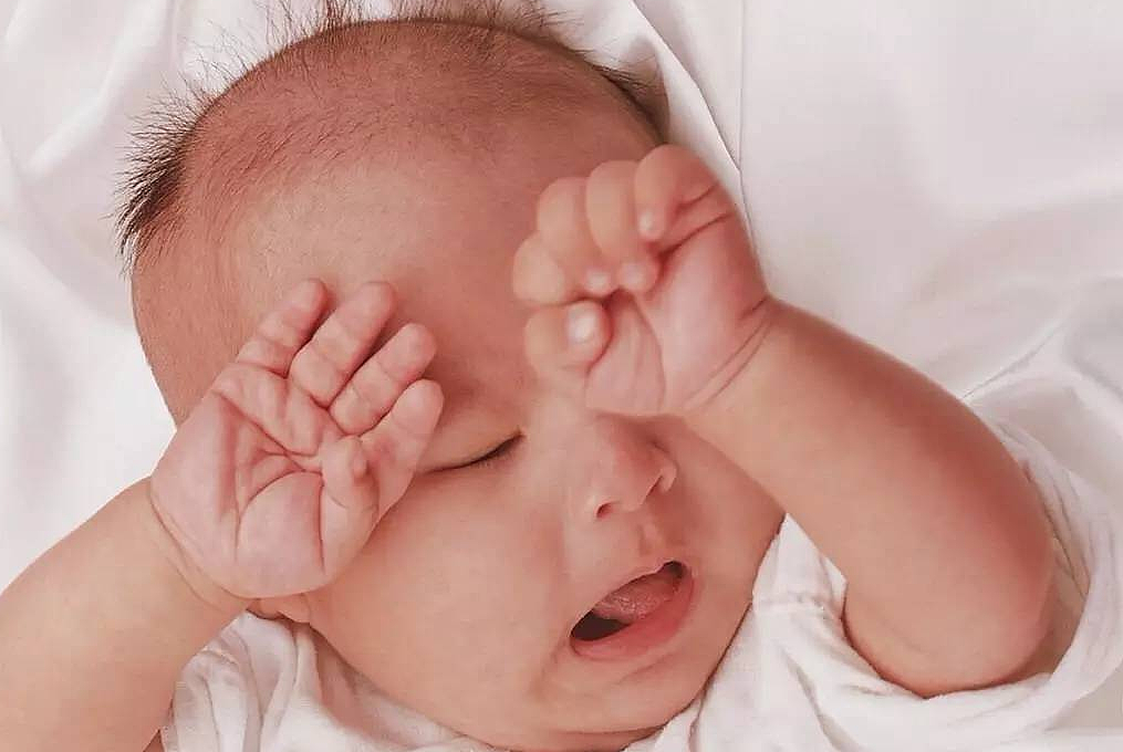 宝宝刚睡醒又打哈欠，是没睡饱吗？这或许是大脑发育优秀的标志 - 1