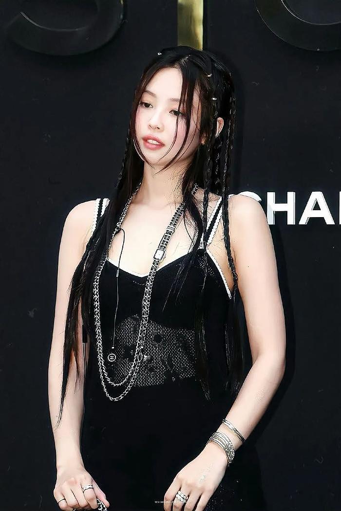 头发丝都挂满香奈儿的Jennie，再也回不去曾经的性感小野猫了？ - 3