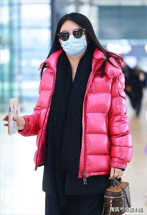 “李湘”离婚后更年轻时髦，穿毛绒大衣富态十足，不扮嫩、不老气 - 6