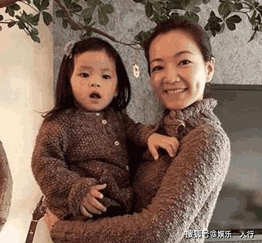 带你看阿雅住的豪宅，如今做家庭主妇的她，吉他袋给孩子当玩具了 - 1