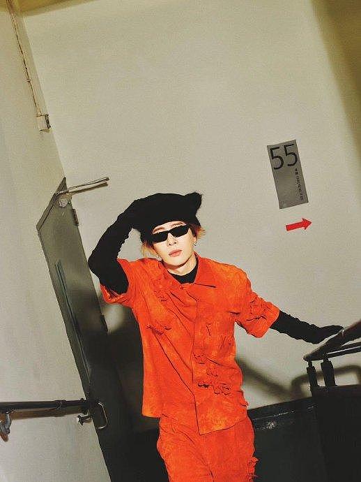 将出席上海时装秀，最新造型图中，他身着橙色套装吸睛又亮眼… - 4
