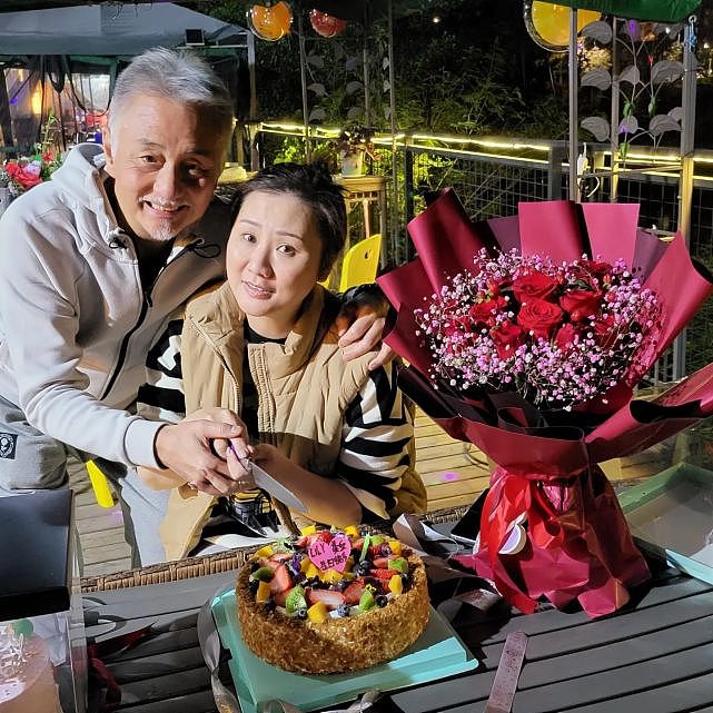 TVB老戏骨吴岱融送鲜花为老婆庆生 夫妻俩甜蜜搂在一起切蛋糕 - 5