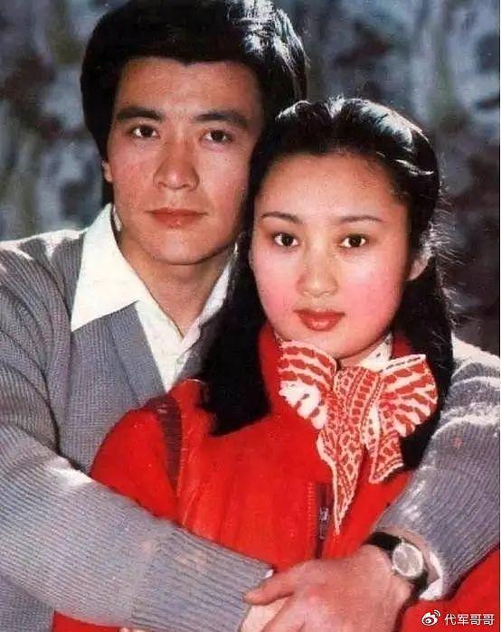 演员周里京：外出拍戏妻子在家被害，30年后仍不敢提，如今怎样了？ - 7