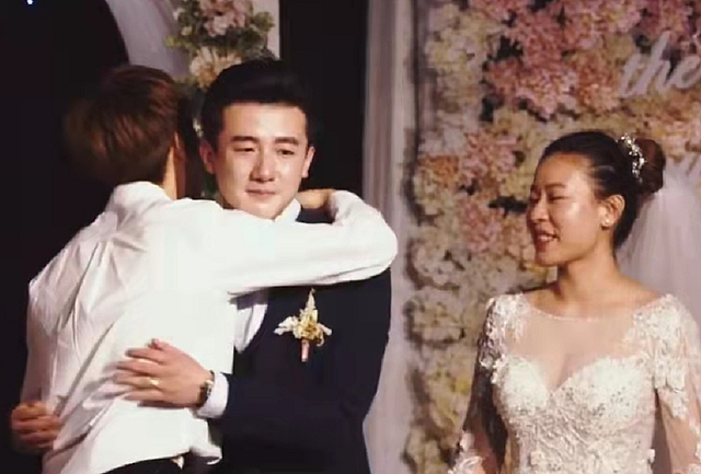 姜妍去成都参加妹妹婚礼，被曝忙到一宿没合眼，舞台上激动流泪 - 5