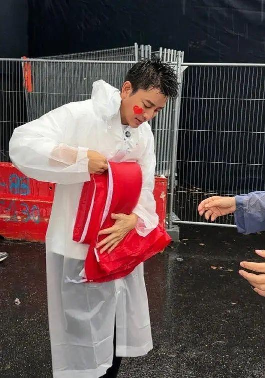 贾乃亮奥运会现场为中国队加油，冒雨举国旗眼含热泪，热烈又感人 - 7