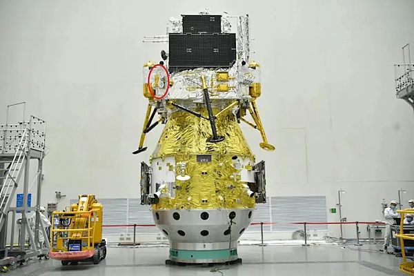 官方揭秘月球上嫦娥六号这张合影是谁拍的：带了月面自主智能微小机器人 全自动拍摄 - 2