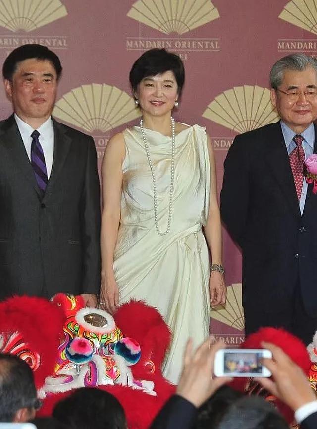 69岁林青霞剪了超短发减龄10岁，穿白色连衣裙，完全没有大妈味 - 2