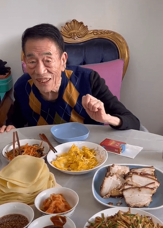 杨少华近照曝光，90岁瘦到脱相手腕骨头明显，夹菜手在颤抖 - 2