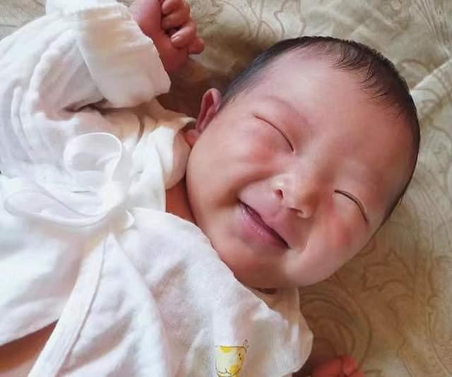 37岁李依瑾失联一年后官宣生子，素颜抱宝宝显母性，疑在家中生产 - 5