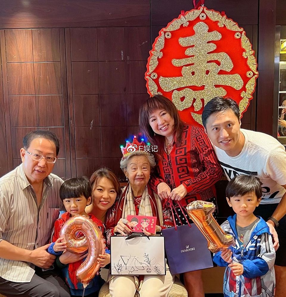 梅小惠和91岁妈妈一起庆祝生日 四代同堂一大家人开心合影 - 5