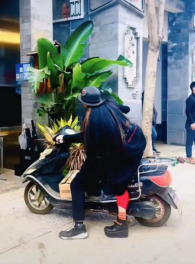 63岁杨丽萍乘摩托接地气，坐异性身后气质出众，踩恨天高长甲瞩目 - 5