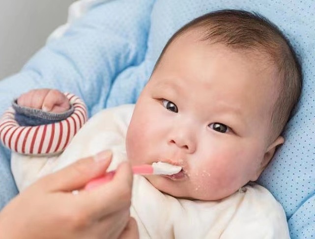 宝宝什么时候开始添加辅食？除看月龄，这几个条件也要具备 - 4