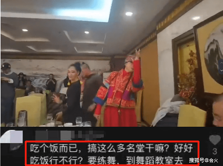 62岁杨丽萍饭局上斗舞！看徒弟跳舞不停指导太投入，被吐槽戏太多 - 4