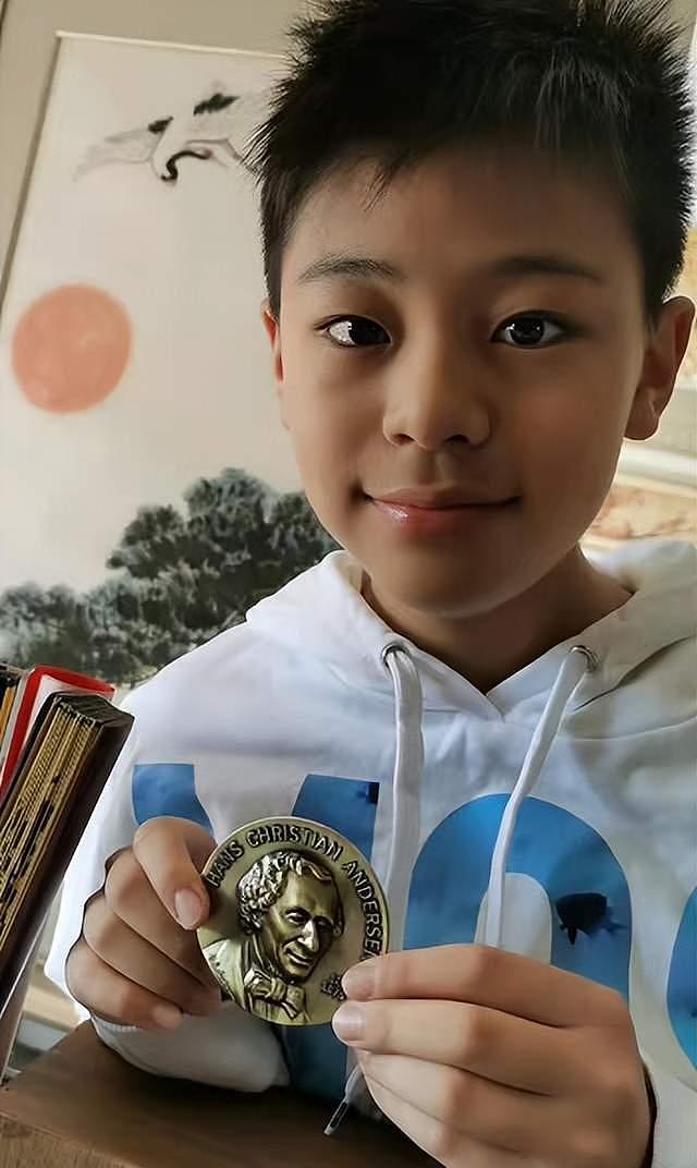 蔡国庆11岁儿子获得国际奖，浓眉大眼很帅气，家中挂很多奖章 - 1