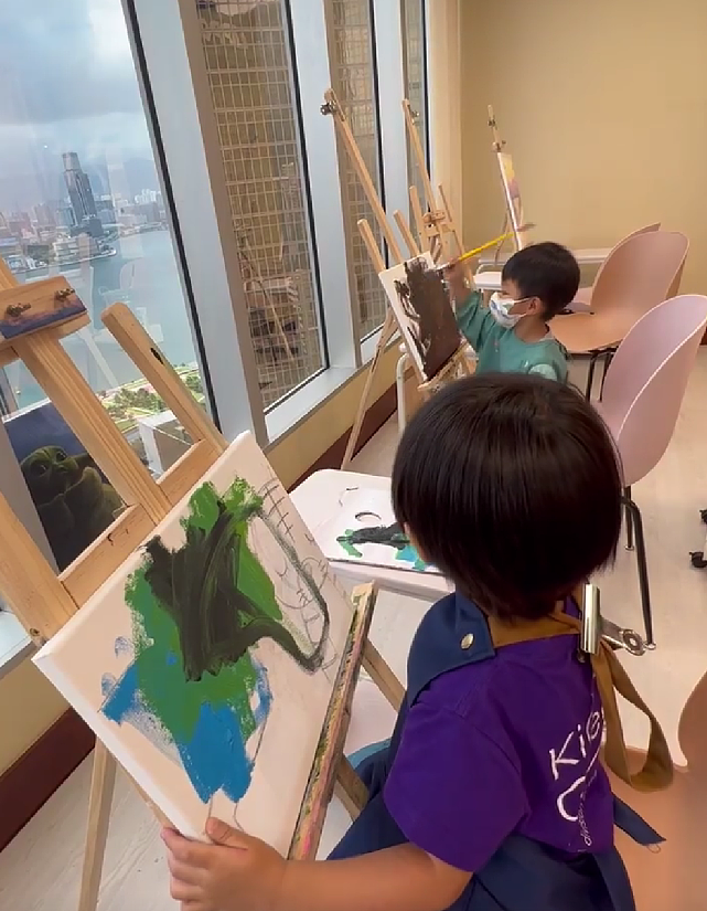 郑嘉颖娇妻陈凯琳带大儿子去学画画 从小培养儿子对艺术的兴趣 - 3