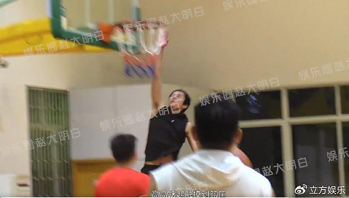 王鹤棣与范世錡打篮球 狂做引体向上高抬腿热身 - 6