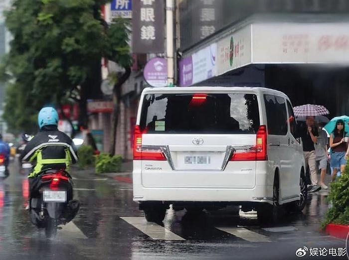 安以轩老公被捕后首露面，亲力亲为接送孩子上学，归于平淡？ - 4