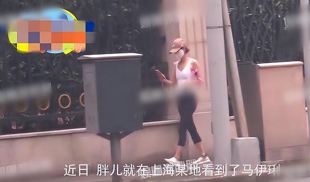 马伊琍在上海隔离，小区内穿粉色睡裤帮人剪头发，引发路人围观 - 8