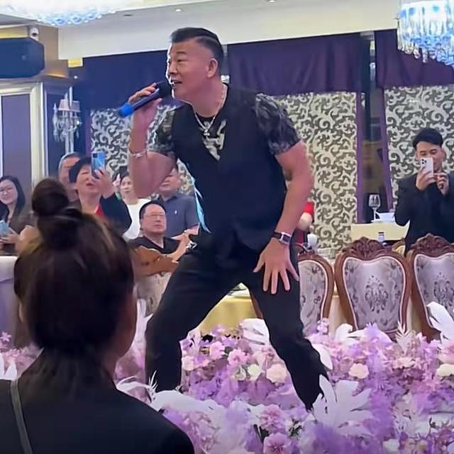 61岁港星吴毅将婚礼上演出，拍胸跺脚动作浮夸，唱爱国歌曲中气足 - 3