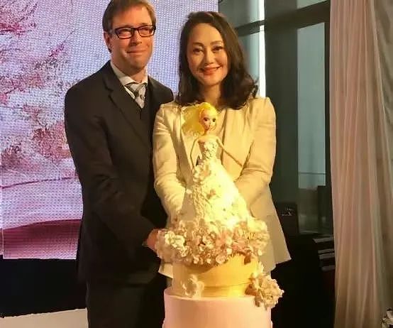 宋佳：大21岁丈夫患病后离婚，55岁公开新恋情，如今在国外开店 - 15