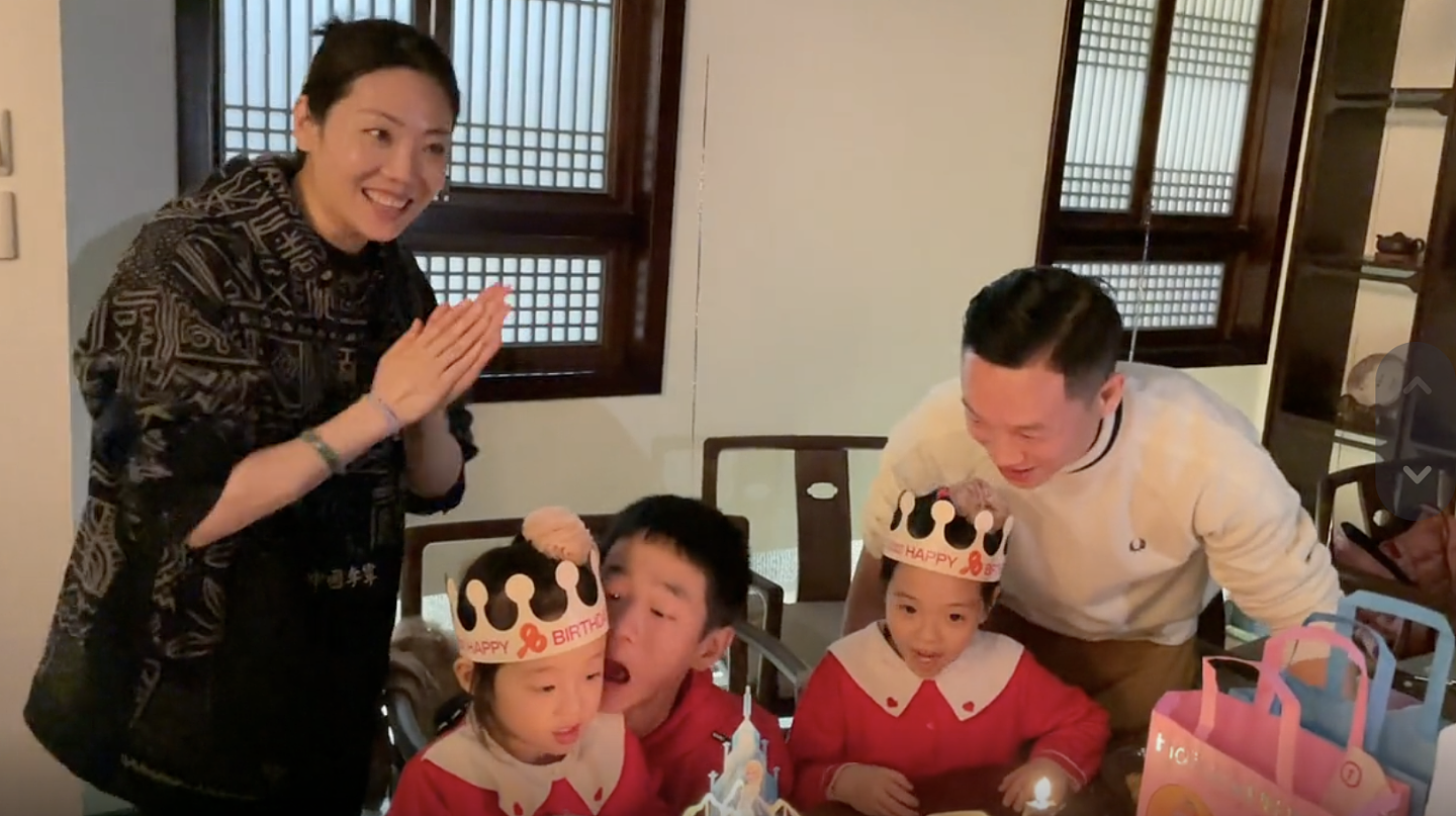 杨威为5岁双胞胎女儿庆生，姐妹俩身高相差大，杨阳洋阳光帅气 - 10