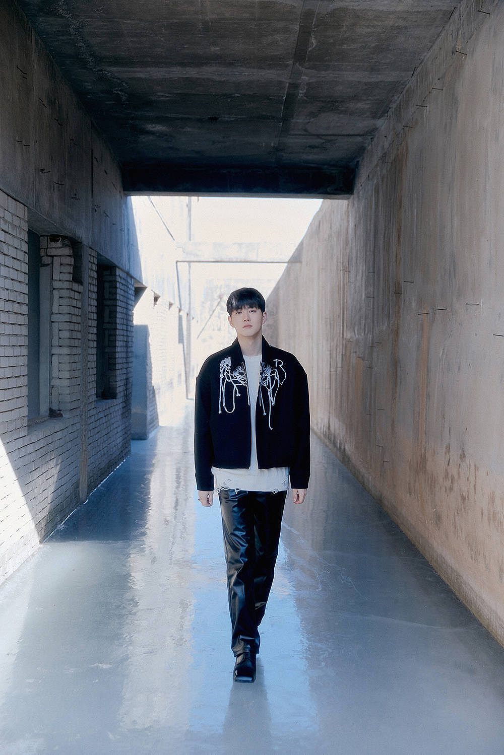 EXO成员SUHO金俊勉全新个人专辑主打曲《Grey Suit》预告终极感性 - 1