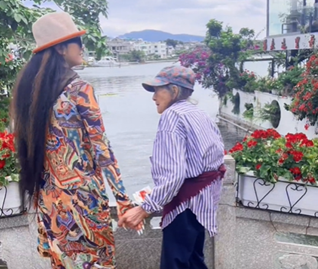 63岁杨丽萍在家侍奉长辈，老母亲颤巍走路需搀扶，身体状况引担忧 - 12