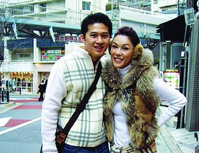 女星利菁与小14岁老公秀恩爱，一起拍甜蜜照片，两人结婚19年 - 5