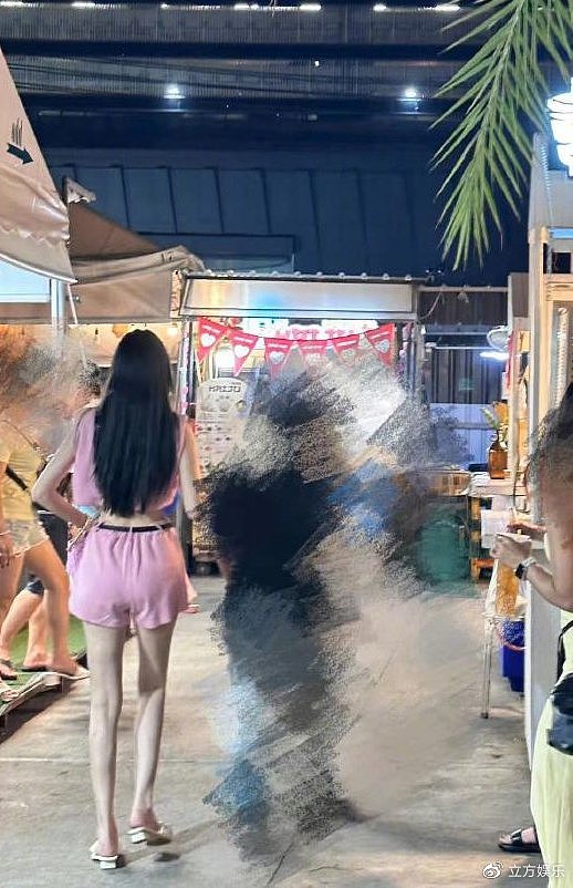 网友泰国夜市偶遇张颖颖 穿粉色套装长腿又细又白 - 1