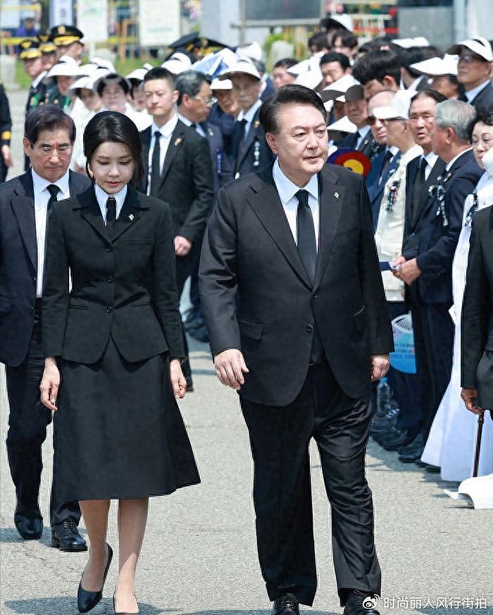 韩国第一夫人穿黑色套装出席纪念日活动！扎低马尾又嫩了，太冻龄 - 1