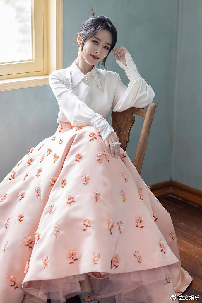 杨紫晒活动造型写真 白衬衫拼接粉裙似娇嫩蔷薇 - 3