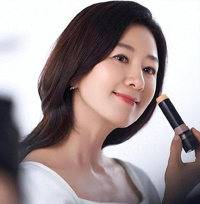 57岁韩国知名女星，演员金喜爱公开近况，晒出日常优雅的生活 - 1