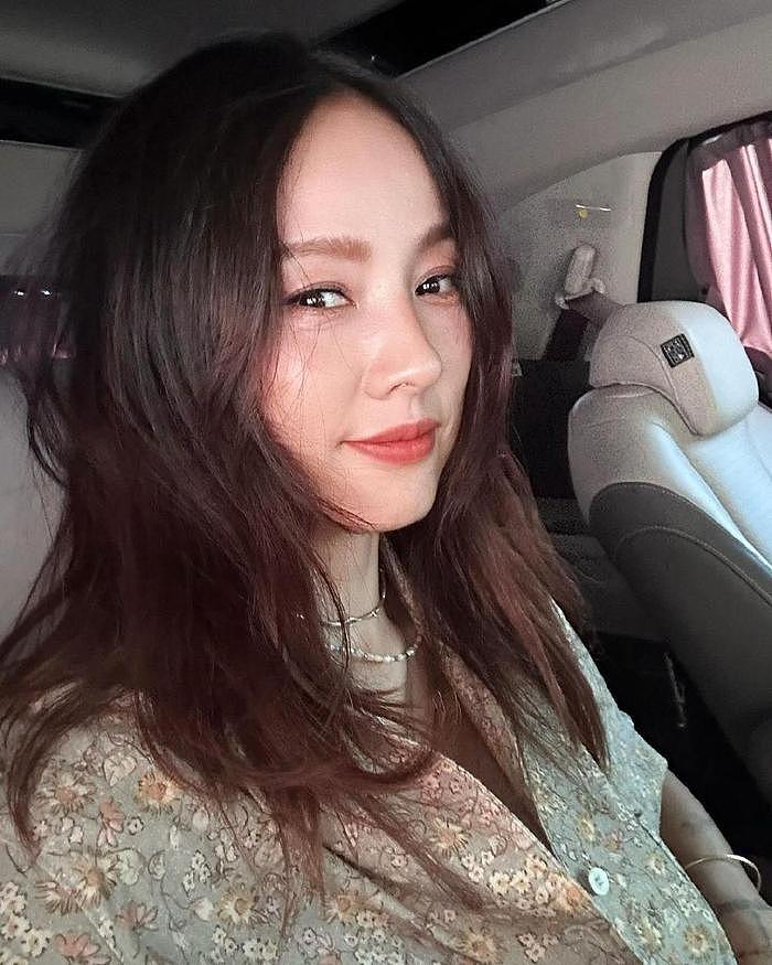 韩国知名女星，公开了化妆前后照片，韩网友留言，我喜欢她的素颜 - 2