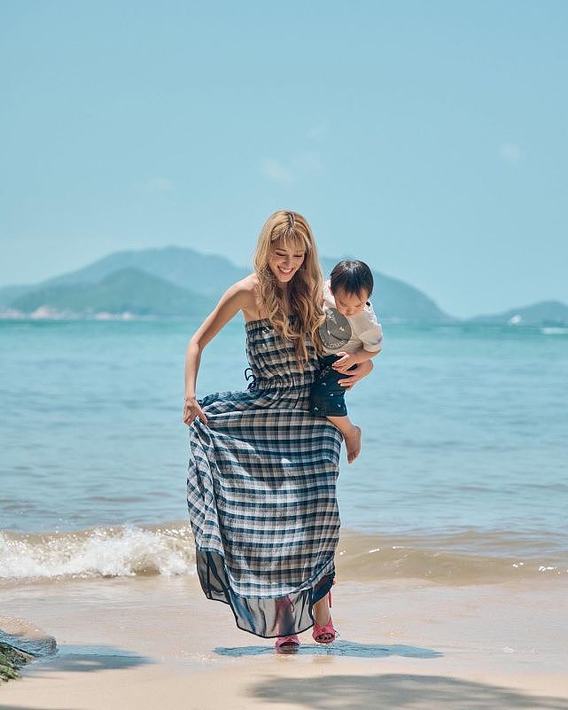 陈凯琳与小儿子在沙滩玩耍拍美照 很有孝心提前为妈妈庆祝母亲节 - 5