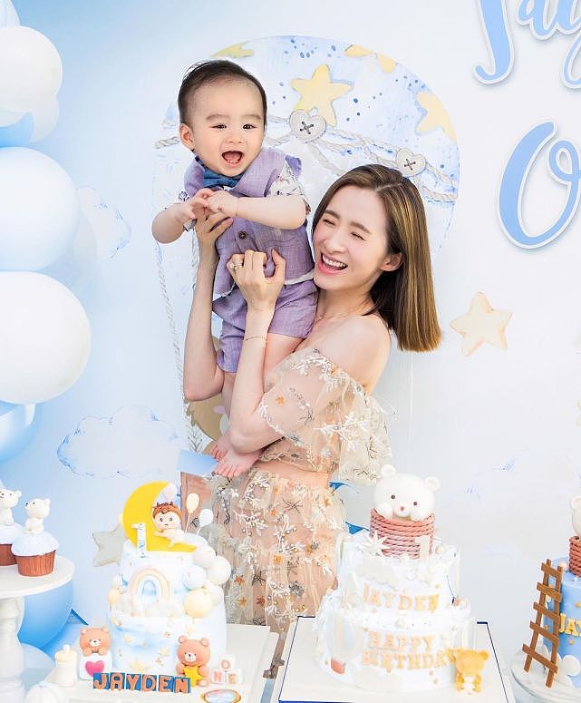 前TVB女艺人沈卓盈为儿子庆祝1岁生日 与老公同时亲吻儿子脸颊 - 1