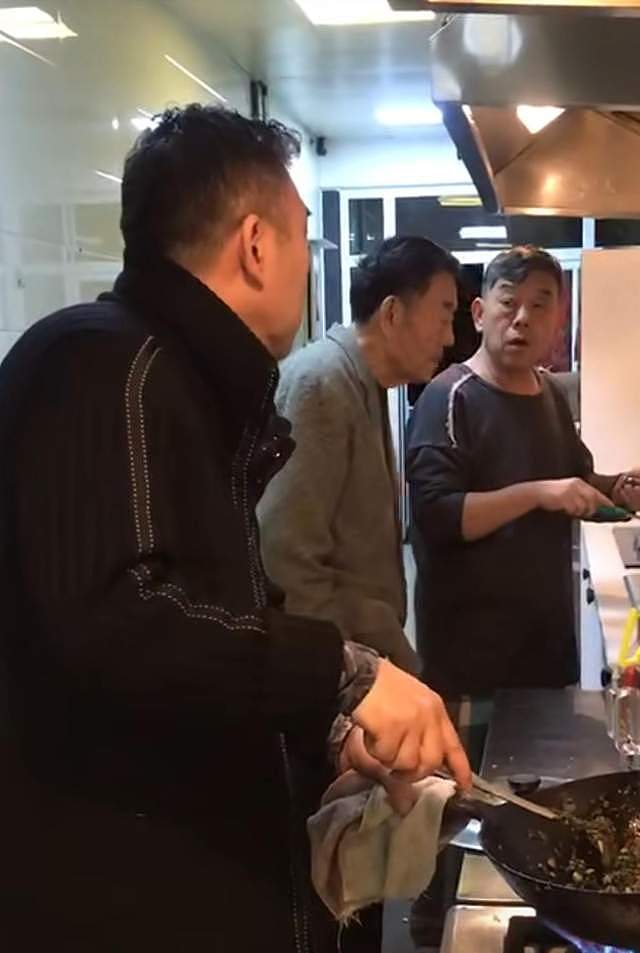 89岁杨少华享清福！俩儿子挤厨房为他做饭，爷三人长相如复制粘贴 - 1