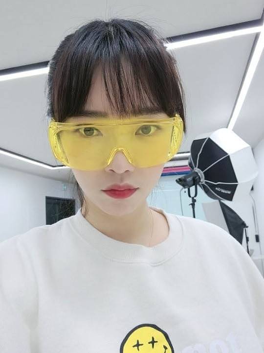韩国女艺人裴涩琪晒自拍照 戴黄色大框眼镜赛博朋克感爆棚！ - 1