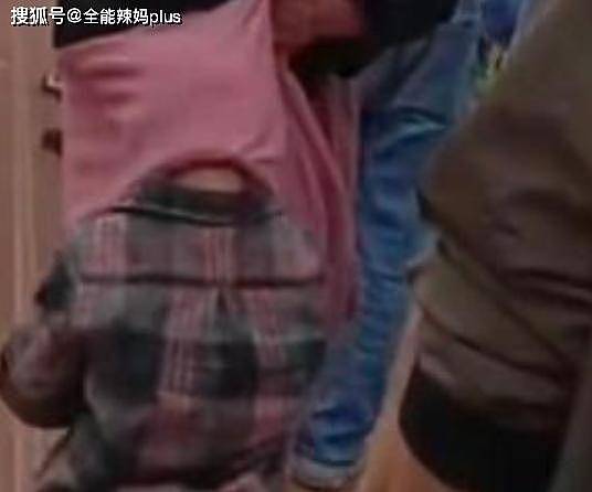 5岁娃核酸排队时，一头钻进女生裙子里：是娃太小还是家长无知？ - 5