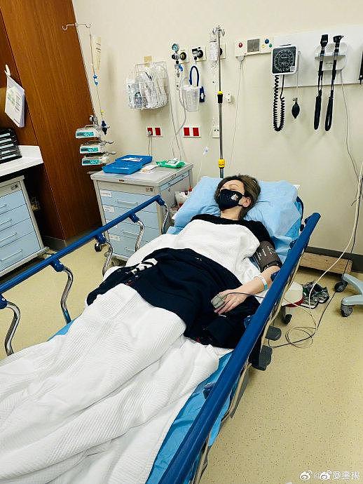 她发文：“进厂维修，过几日再战！”配图是自己躺在医院病床上休息的照片 - 2