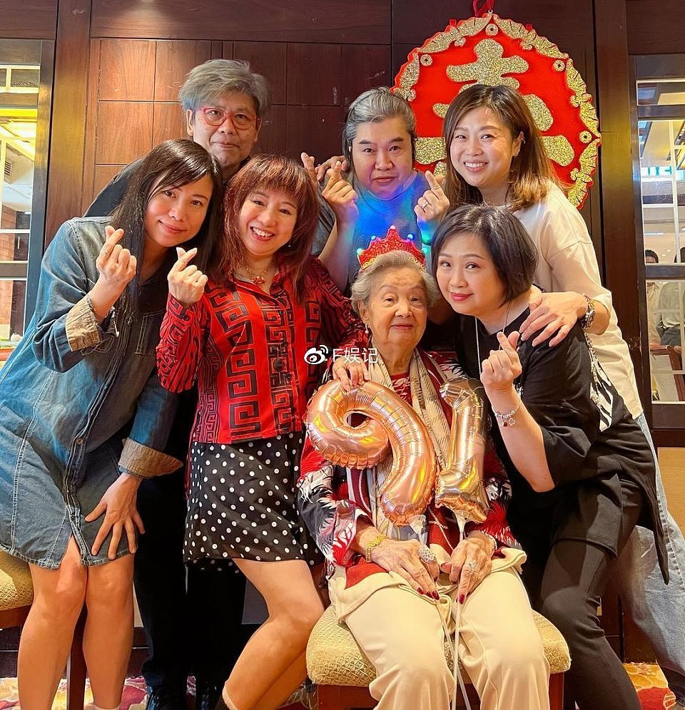 梅小惠和91岁妈妈一起庆祝生日 四代同堂一大家人开心合影 - 6