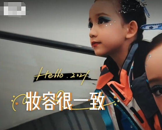 黄磊8岁小女儿参加舞蹈比赛，化浓妆美成精灵，舞蹈水平不输孙莉 - 2
