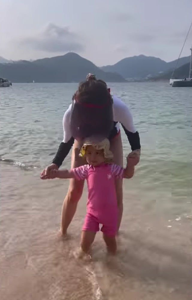 因拍戏而成闺蜜！TVB女艺人谭凯琪携女儿和杨秀惠在海边玩水合影 - 5