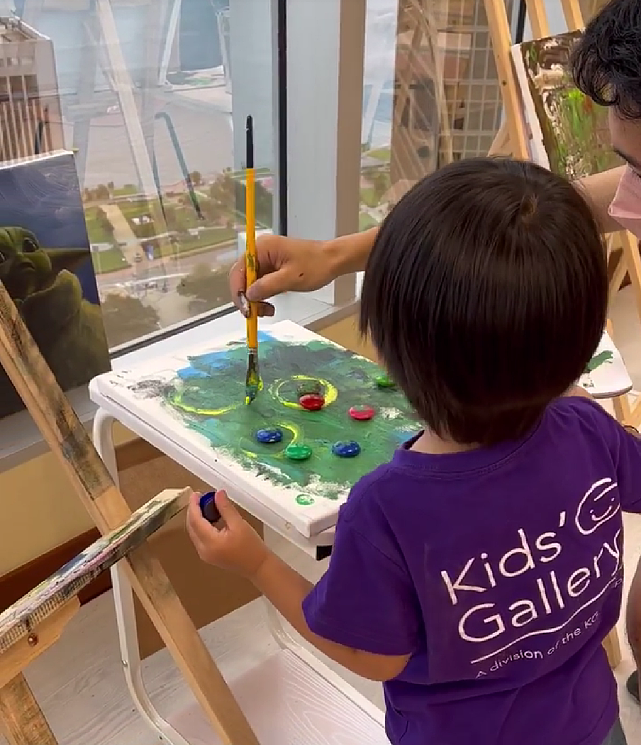 郑嘉颖娇妻陈凯琳带大儿子去学画画 从小培养儿子对艺术的兴趣 - 7