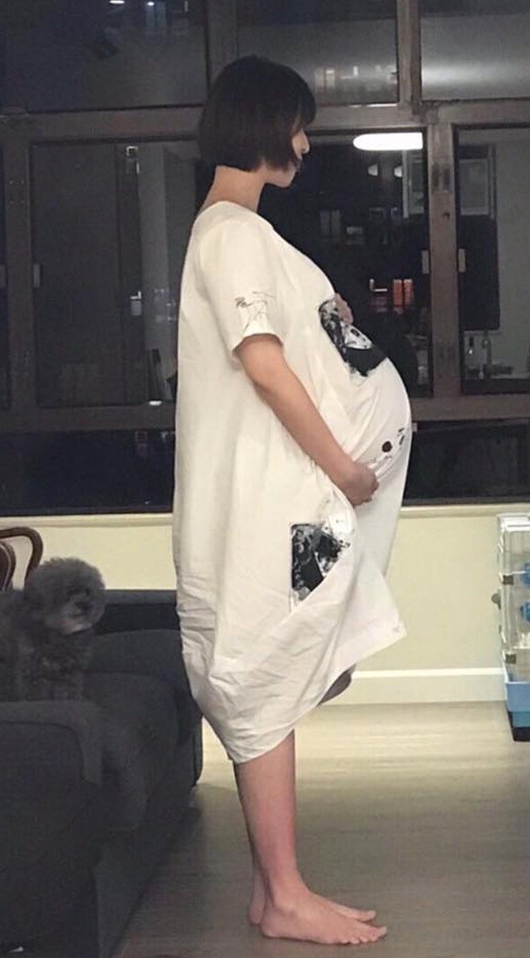 40岁TVB女星晒与长子合照，三个月孕肚太大遮不住，被误会将临盆 - 4