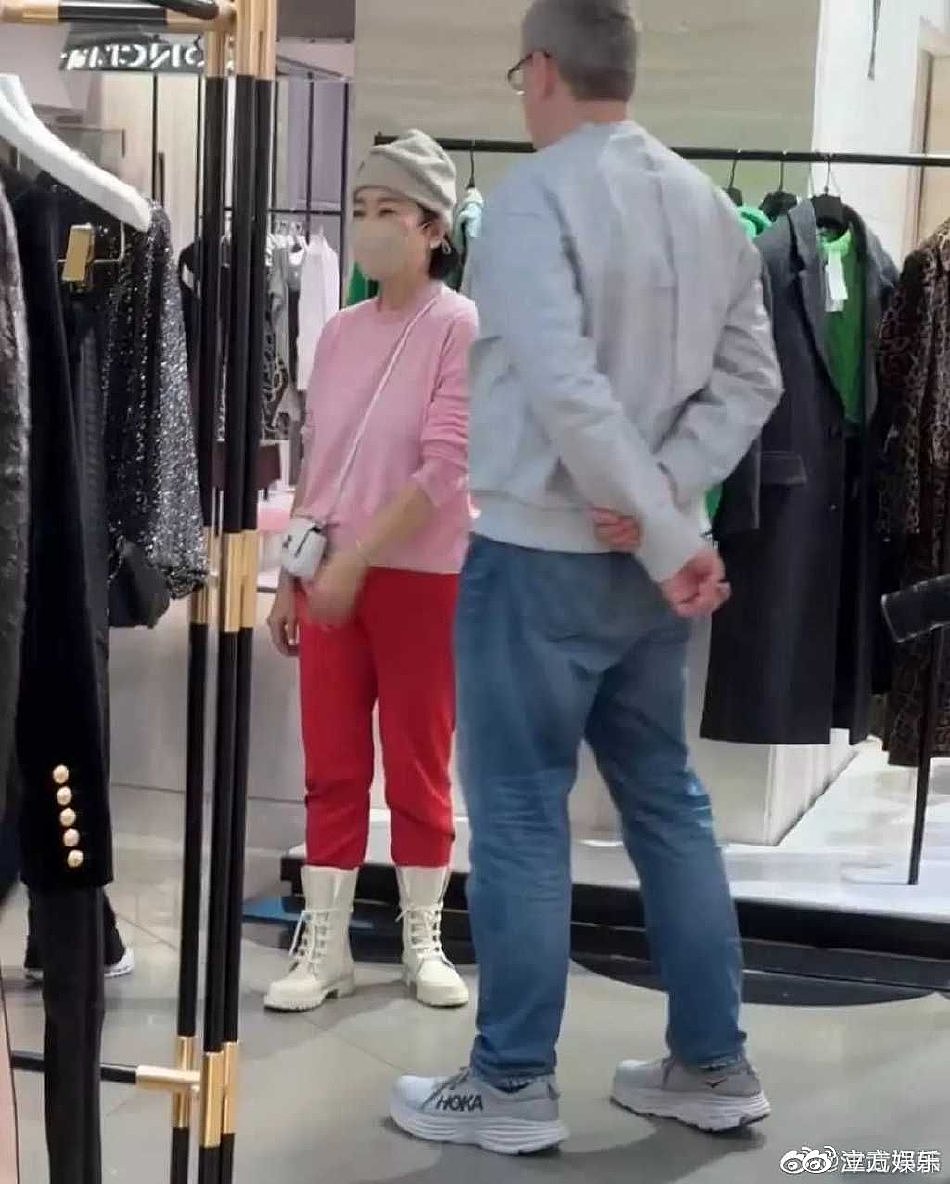 林青霞巴黎逛街被偶遇 红粉运动套装搭针织帽时尚靓丽 - 3