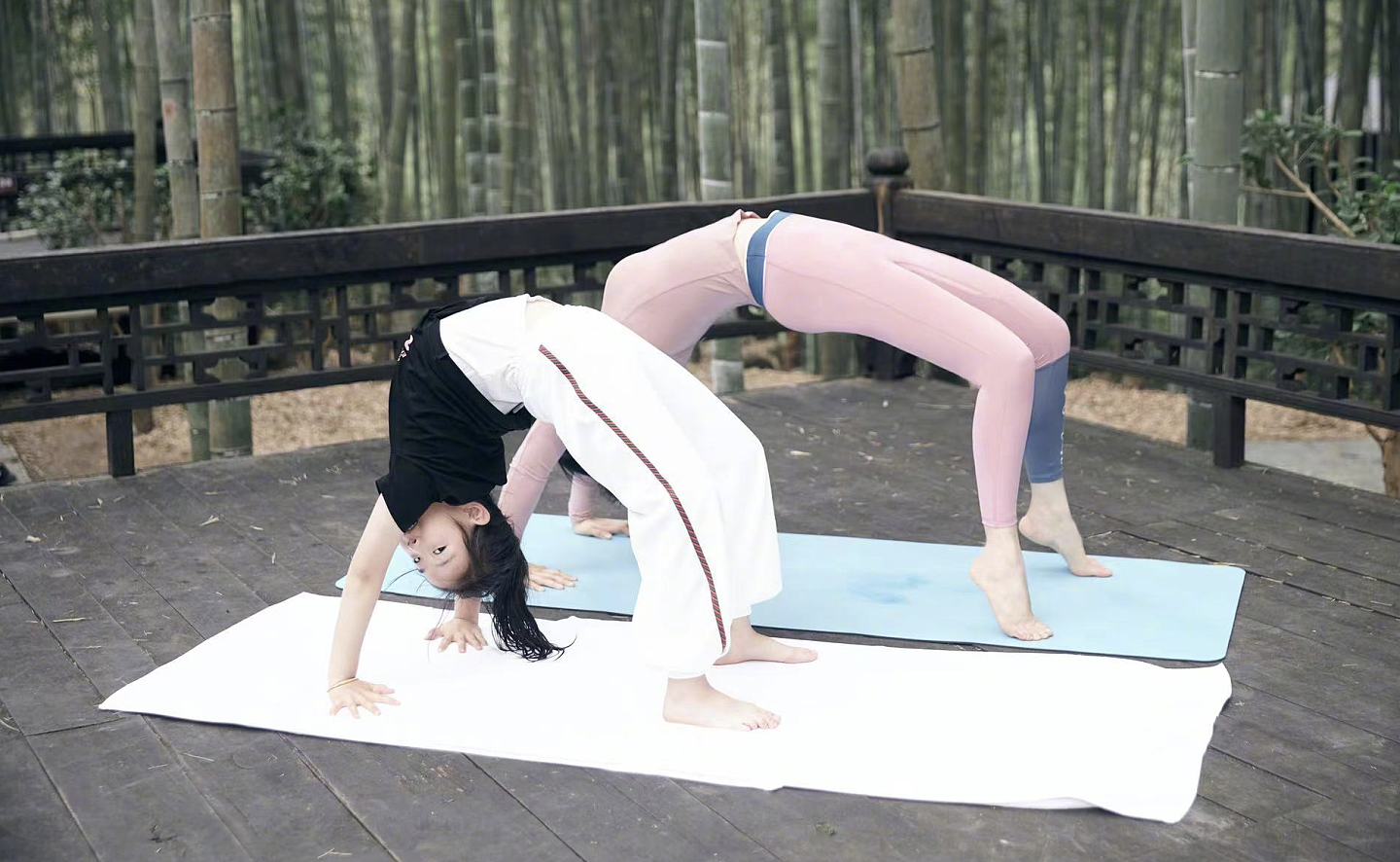 黄奕携女儿在竹林间练习瑜伽，展现超强柔韧度，称运动让人自信 - 5