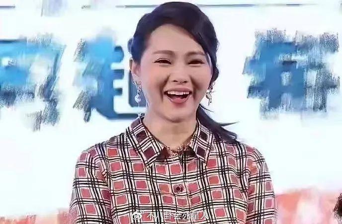 赵雅芝满脸皱纹，刘晓庆眼皮耸拉，“不老女神”都是假的 - 12