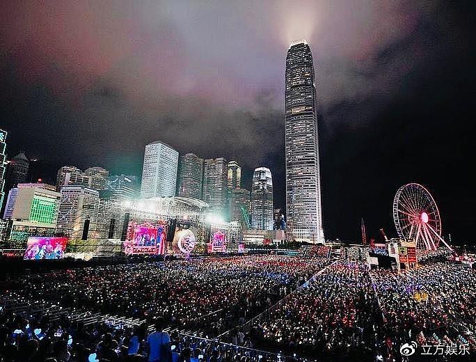 太火爆！周杰伦举行香港演唱会 众多歌迷围场外开派对 - 5