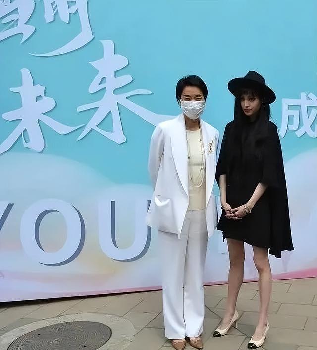 61岁毛阿敏带19岁女儿亮相，一黑一白两人穿得时髦，但站得好尴尬 - 2