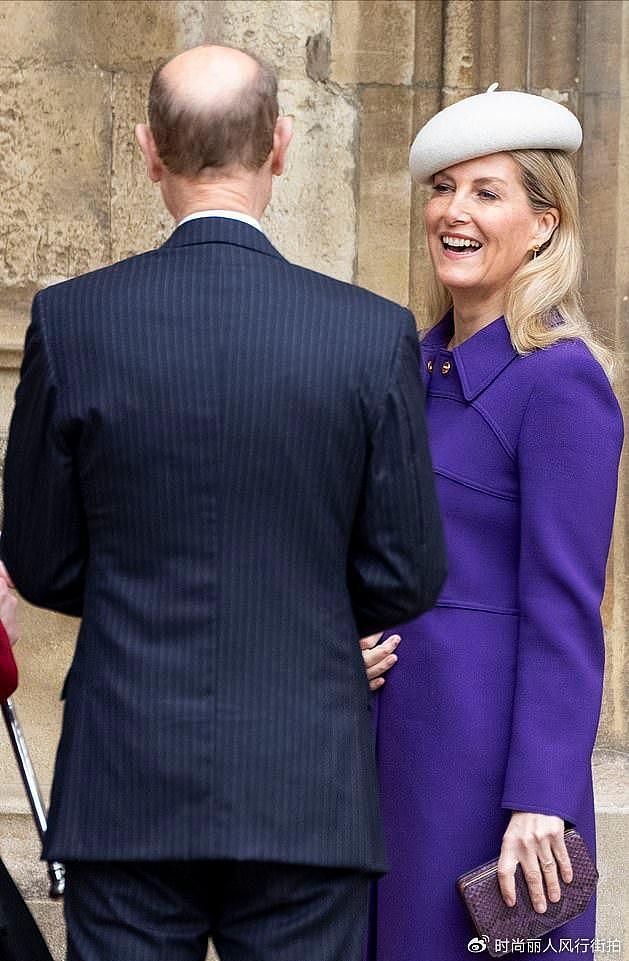 苏菲王妃在复活节美得惊艳！一身紫色大衣有戴妃风采，卡米拉风光 - 5